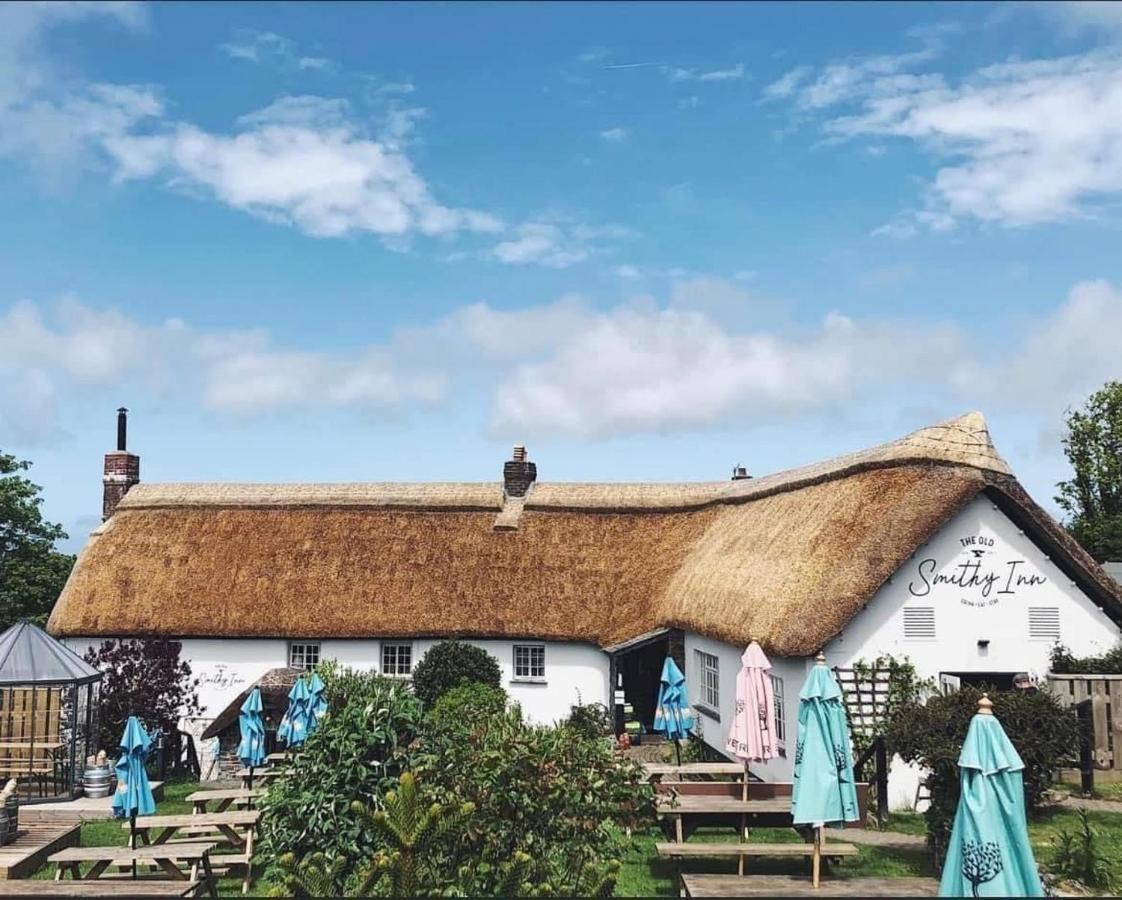 The Old Smithy Inn Welcombe Esterno foto